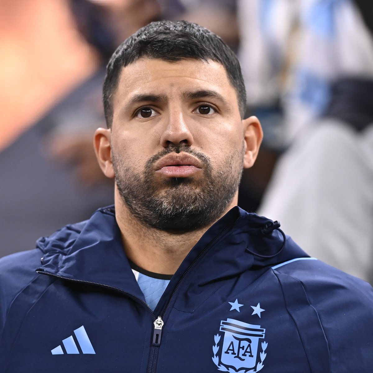 ActuFoot_'s tweet photo. Sergio Agüero 🇦🇷 sur la non-prolongation de Lionel Messi 🇦🇷 au Barça en 2021 :

« Pendant la Copa América, Messi avait le maillot du Barça dans notre chambre.

Tous les 3-4 jours, il me disait : "Je pense qu’ils ont déjà renouvelé le contrat, tu vas devoir me prendre en photo avec le maillot du Barça pour l’annonce officielle".

Chaque fois que nous étions prêts, ils lui disaient que que ce n'était pas encore prêt. » ❌

🎙️ Twitch : SLAKUN10