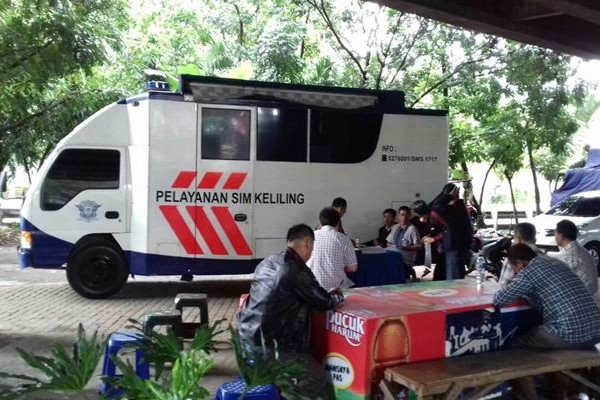 TMCPoldaMetro's tweet photo. Mohon maaf untuk sementara Pelayanan SIM keliling wilayah DKI Jakarta sedang dalam perbaikan/maintenance. Untuk info lebih lanjut akan diinformasikan kembali. https://t.co/21ikfQAiME