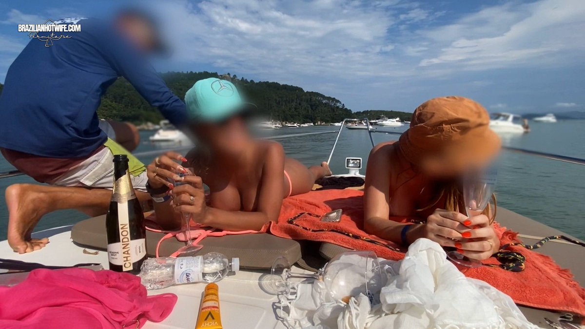 Nos exibindo para o marinheiro e deixando ele cheio de vontade… 😈🔥

Online no site 🚀