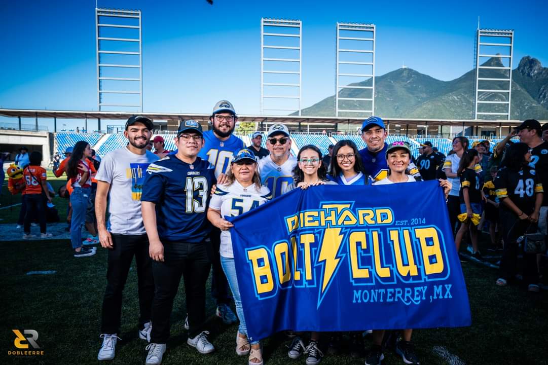 dhbcmonterrey's tweet photo. Presentes en la Mega Foto de Fans de la NFL de @FGNmx nos declaramos listos para apoyar con todo a @chargers en la temporada 2023 de la #NFL 

#BoltUp #Chargers #diehardboltclub #DHBC #Boltfam https://t.co/SyFEvVFf9C