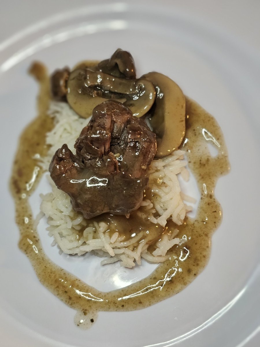 ChefDrew702's tweet photo. "Sample Size" of my Braised Beef with Mushrooms & Onions on top of Basmati Rice for my #MealPrep client
This was done in 38 minutes in my @InstantPot while I was cooking the rest of everything else:
1. Lemon-Pepper Chicken
2. Asparagus
3. #SlapYoMama Chicken Skewers
4. Sautรฉed Power Greens w/Mushrooms
5. Gingered Broccoli w/Walla-Walla Sweet Onions
6. Oatmeal w/Organic Blueberries
....... and the start of the Celery, Ginger & Lemon juice
I was never a fan of @InstantPot, but damn.... it really helps with multitasking!
#PrivateChef #Food #ExecutiveChef #FoodPorn #MealPrep #GetSome