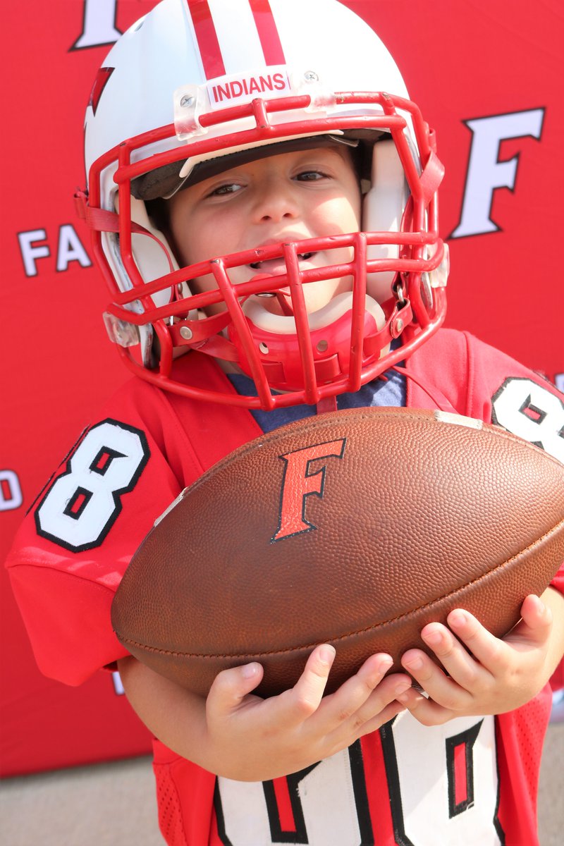SchoolOfBraam's tweet photo. Fairfield's  Back-To-School Bash Saturday also featured a photobooth where kids could try on varsity uniforms and then pose for a picture! The booth was run by myself and 2 members of my journalism class. To see all the pics, go to https://t.co/BzXb3kjzsd. #FCSDNews  #TheTribeFHS https://t.co/CPR7gelJlR