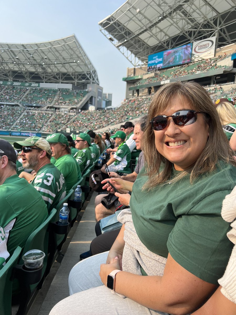 poonisms's tweet image. First CFL game for my cousin, flew to #yqr all the way from Hawaii! 🤙🏽🏈 #GoRiders #RidersLive