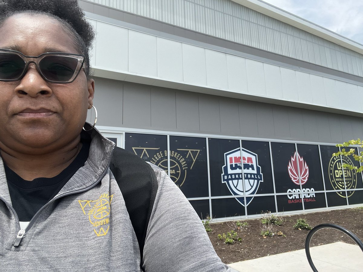 DetroitEdisonGB's tweet photo. Coach Brown and her Awesome experience at @TheCBBAcademy ... Team went 5-2 with 30 min of practice, coaches Coach Sam @Converse_wbb /players not familiar with each other played together and had lots of fun!!! Thank You #thecbbacademy https://t.co/jJZjwuJetC