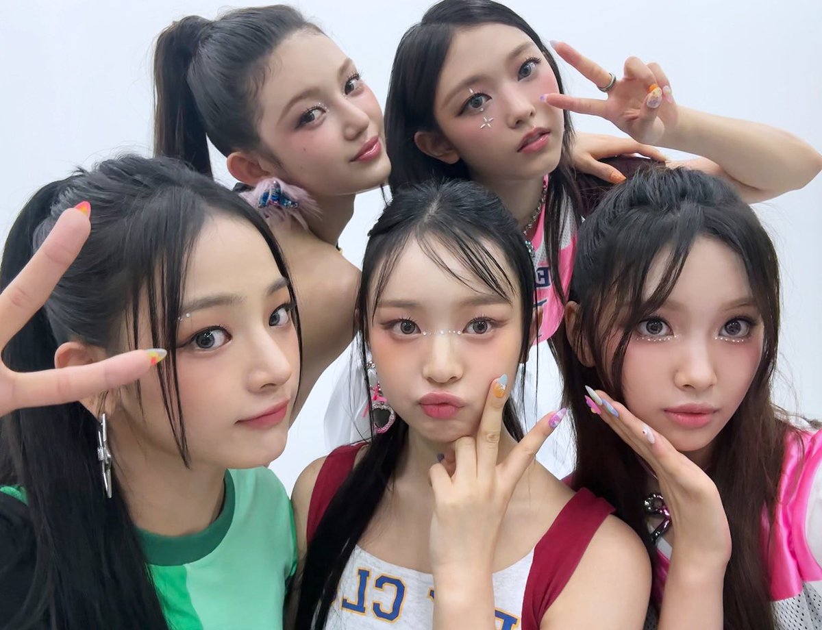 NewJeans_twt's tweet image. 오늘도 슈퍼샤이 완료 👯‍♀️👨‍💼
버니즈들! 오늘도 super happy한 밤 되셨으면 좋겠어요 
우리를 웃게해주는 버니즈…! 버니즈도 웃는 날이 많길…💖💖매번 고마워요 ☺️
#NEWJEANS #뉴진스