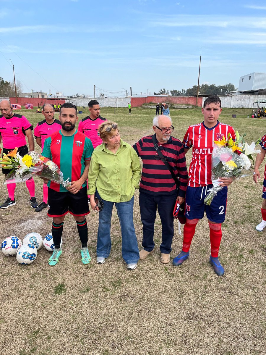 Cosas como estas hacen grande a nuestro Futbol y a la LFCD.
El profundo respeto y el sobrecogedor silencio con los que los jugadores de Rampla Juniors y <a href="/Central1922/">Club A. Central</a> escucharon al “Rulo” Delgado <a href="/DelgadoBaron/">juan delgado</a> . Jugador, Tecnico, Dirigente, Presidente. Padre.