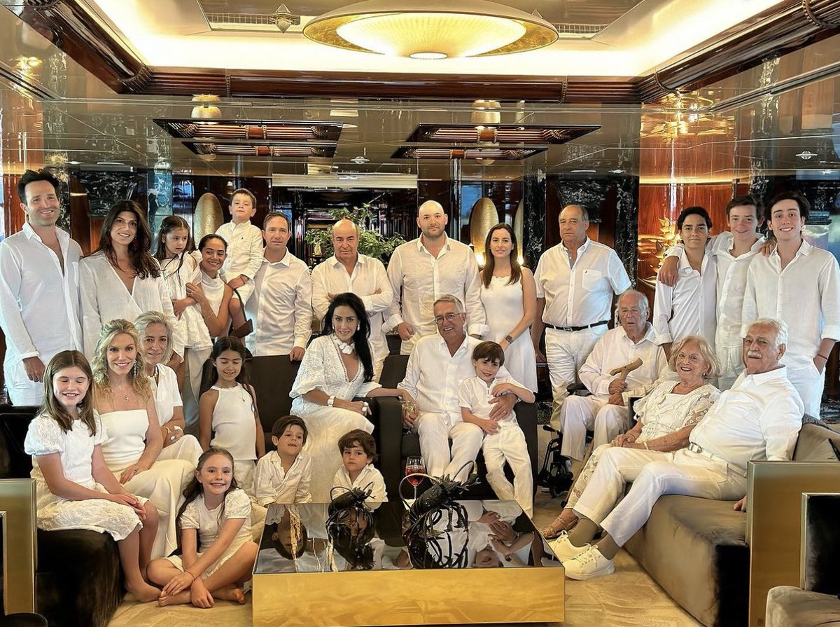 RicardoBSalinas's tweet photo. Saludos desde Capri, está TODA LA FAMILIA reunida y feliz… les mandamos un abrazo y la fuerza para aguantar y pelear por nuestros hijos.

Si tengo a Dios y a mi familia conmigo, pueden venir todas las hordas comunistas que quieran, aquí los espero 😎… SE VAN A TOPAR CON PARED, debieron pensarlo bien antes de meterse con los niños y con las familias de México, NOSOTROS NO SOMOS CUBA NI VENEZUELA, no queremos la #EducacionComunista de @ConcheirLuciano y @MarxArriaga!!!
