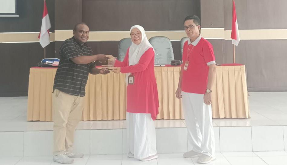 BSIPNTT's tweet photo. Kupang (04/7/23) di Aula BSIP NTT, dilaksanakan penyerahan kembali mahasiswa PKL Unimor sebanyak 16 orang yang terdiri dari prodi Agroteknologi, Agribisnis dan Peternakan. Mahasiswa diserahkan kembali kepada masing- masing Dosen Pendamping, setelah 1 bulan melaksanakan PKL. https://t.co/YKY6uU5xI7
