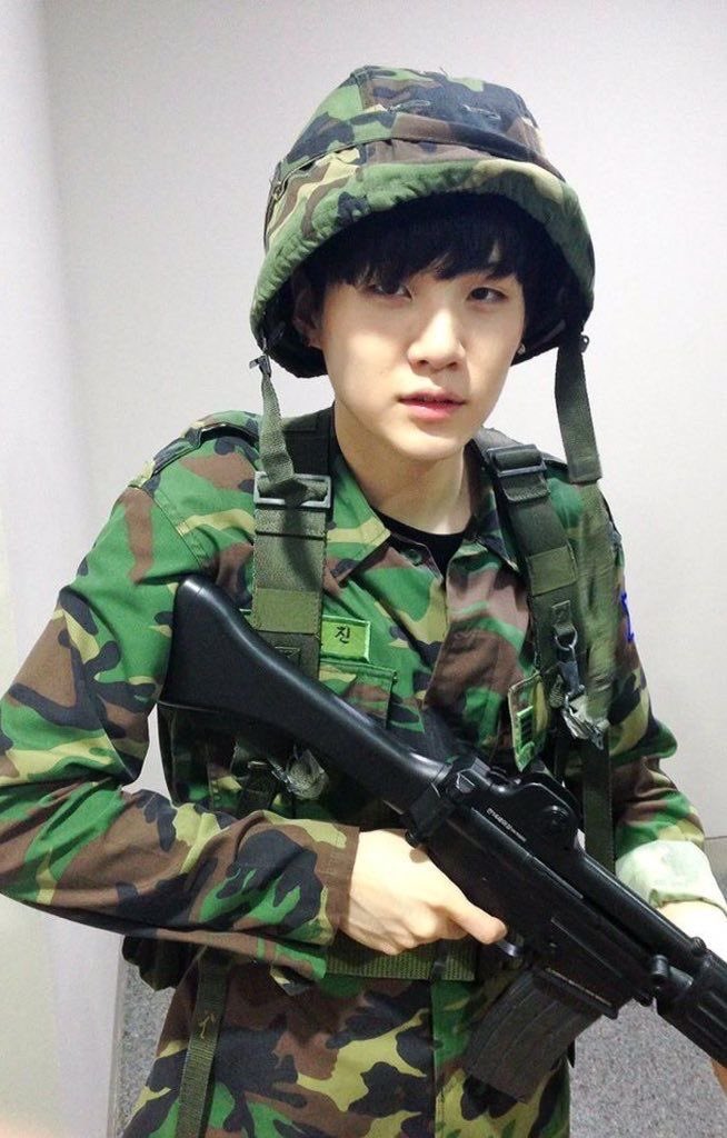cupcokie's tweet photo. SE VA A HACER RESL LA FOTO DE YOONGI MILITAR SUÉLTENME ESTOY MIY MAL YOONGI POR FAVOR NO YE VAYAS ME DIELE MUCHO MI CORAZÓN https://t.co/6rxiL0eVO2