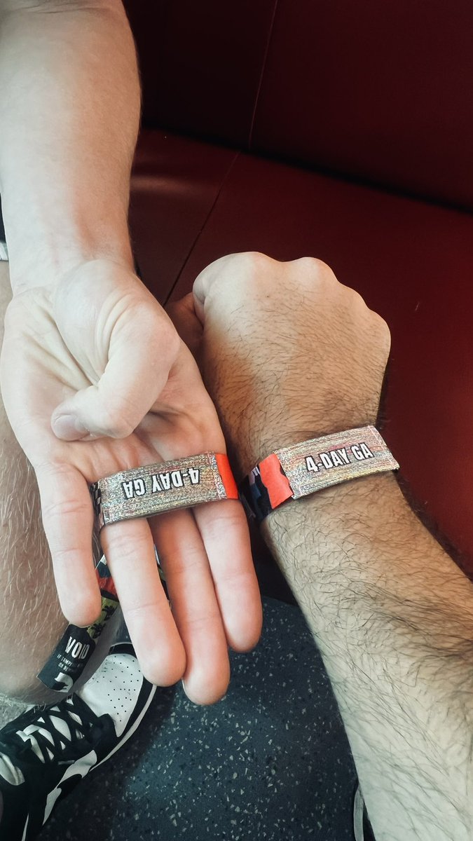 Reverb301's tweet photo. Annnnd that’s a wrap! Got to experience all 4 days of @lollapalooza for the first time with my brother @deejers95 met him playing Black Ops 3 in 2015, 7 years later &amp; we’re meeting for the first time &amp; going to music festivals together 🙏🏽 wish I could rewind the weekend already https://t.co/arleMoCid4