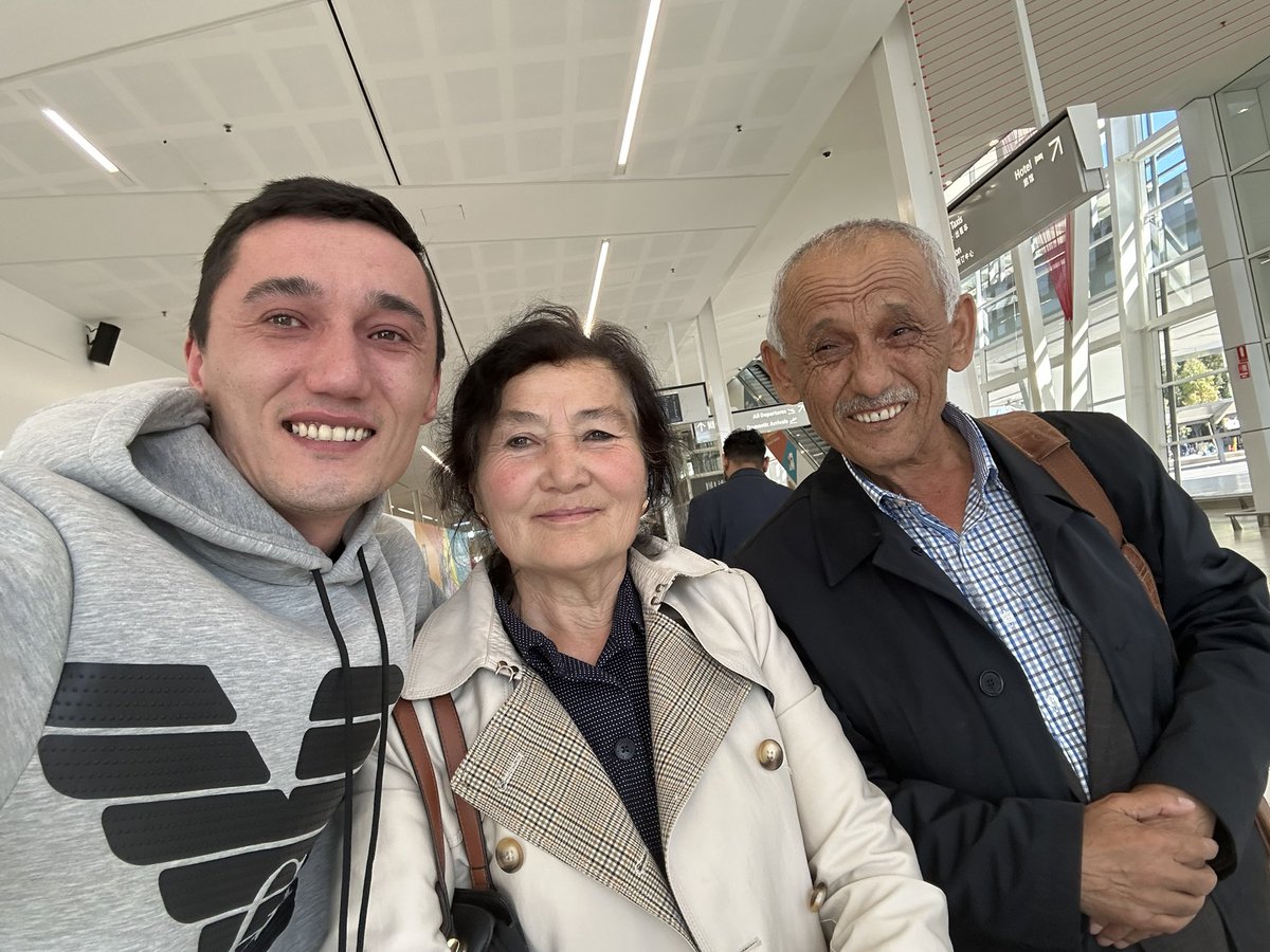 14 years after I left my hometown Urumqi , 7 fkn years after I last saw them.. today my parents finally in Australia! Welcome to stralia !!