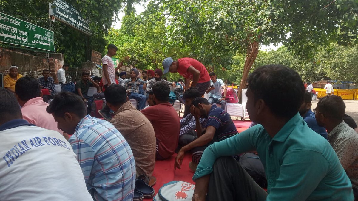 up_rail's tweet photo. सभी ध्यान दे
आज 7 अगस्त से रेलवे अप्रेंटिस अपने हक की लड़ाई जंत��� मंतर पर शुरू कर रहा है। सभी रेलवे कारखाने में ट्रेंड अप्रेंटिस को काम न देकर रोड पर उतरने पर मजबूर कर दिया है। #GMPower अप्रेंटिस का हक हैं।
#जंतर_मंतर
#रेलअप्रेंटिस 
#CRB
@BJP4India
@AshwiniVaishnaw
#सीधीभर्ती https://t.co/kSfD81ZjXo