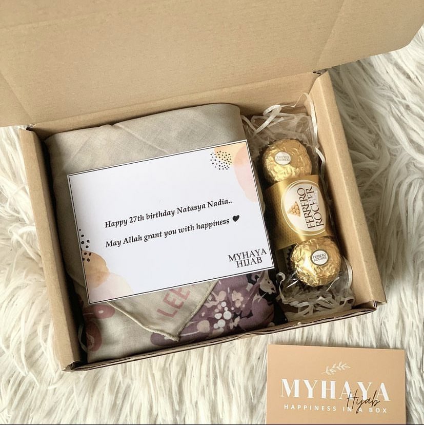 MyhayahijabBox's tweet photo. @by_babykim Tumpang rezeki ✨ Hi saya ada jual giftbox tudung for those yang taktahu nak bagi apa sempena raya or birthday orang tersayang sebagai tanda penghargaan giftbox ni sangat sesuai nak bagi harga super murah &amp; FREE POSTAGE‼️ https://t.co/9cbcSpaD2D