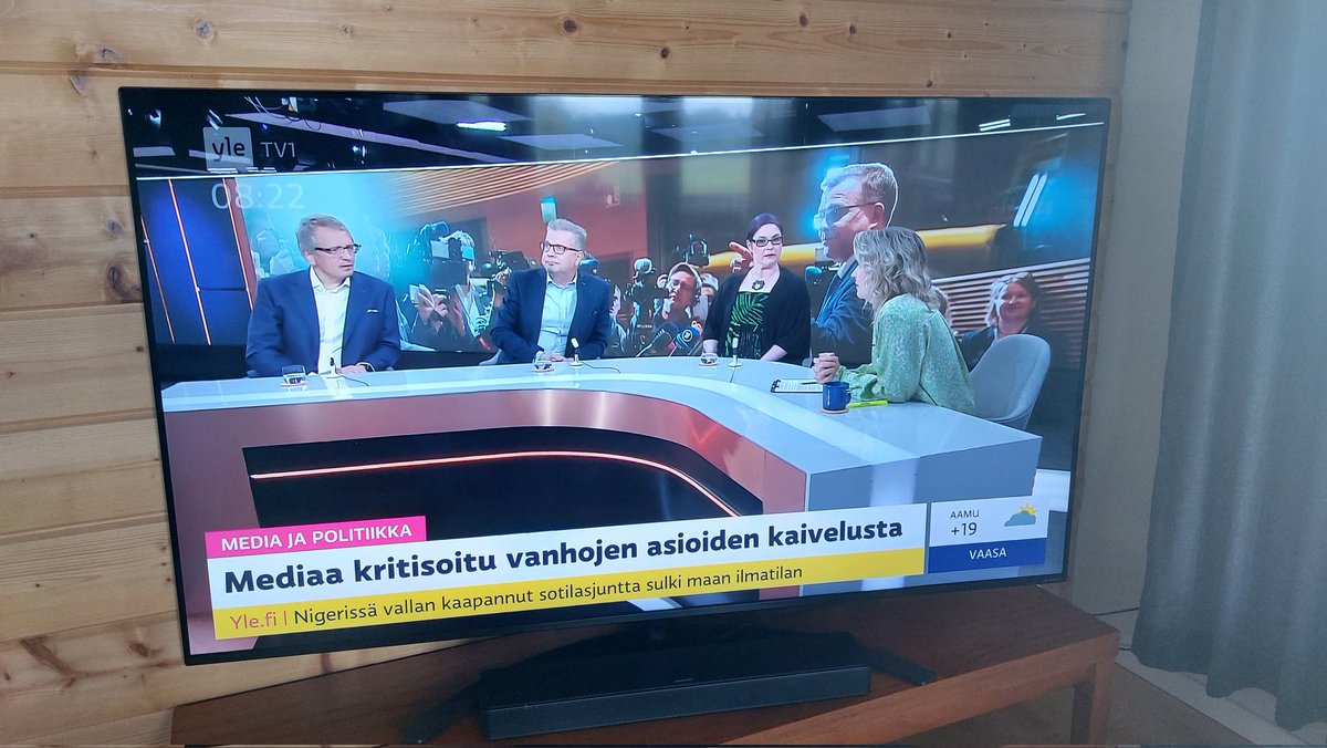 TV taustalla ja ei voinut olla kuulematta kun media (@yleuutiset @hsfi @iltalehti_fi @journalehti ) puolustavat mediaa. Tällä kokoonpanolla saatu aikaan tosi kriittinen keskustelu ;). Kumma kyllä ei vastalauseita... #journalistinohjeet #itsekehu #väärääkritiikkiä