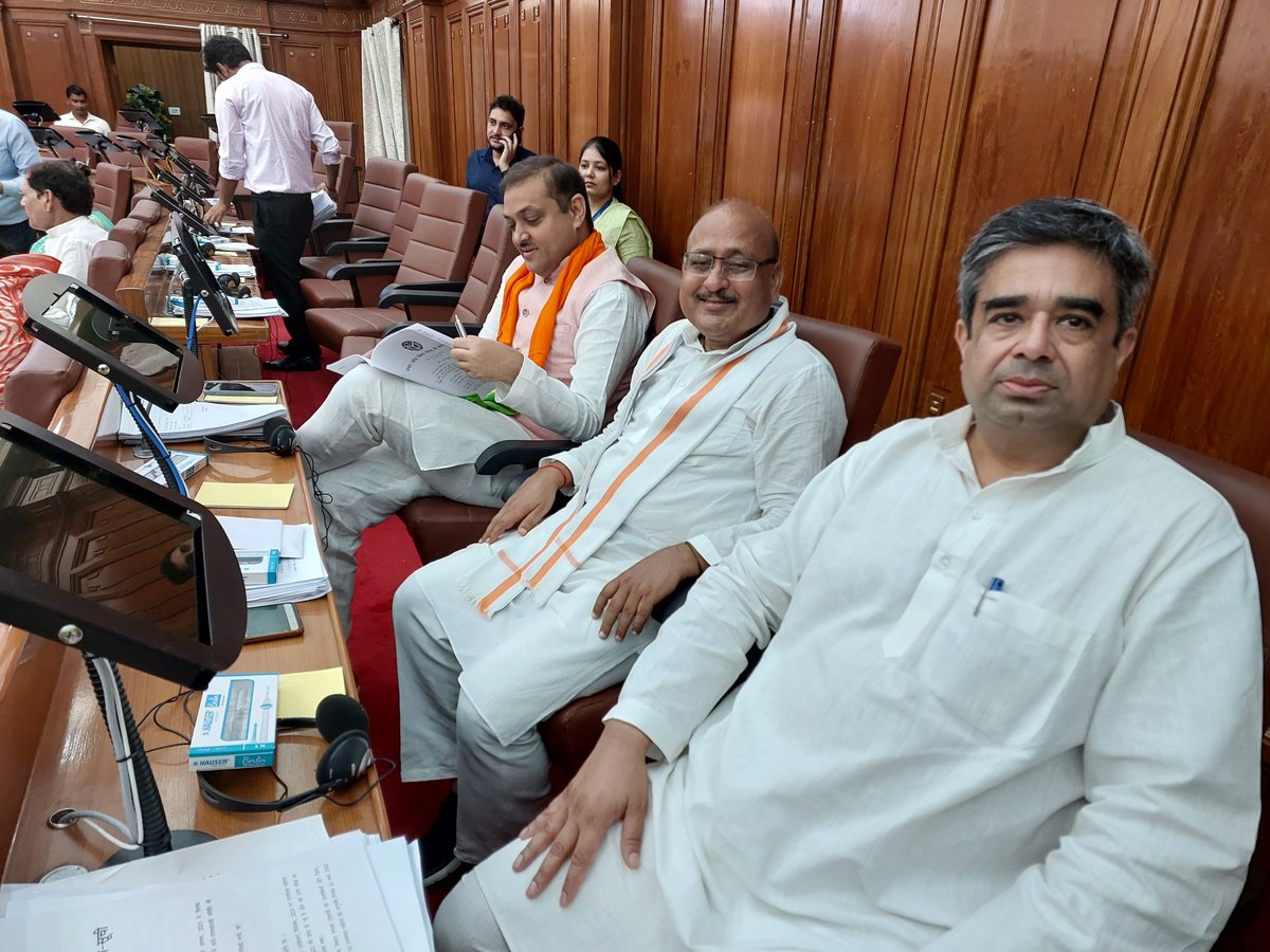 Saketmisra_'s tweet photo. विधान परिषद सत्र का आज पहला दिन है। मैं सदन के गौरवपूर्ण और पवित्र परंपराओं को निभाने के लिए पूरी निष्ठा से परिश्रम करूंगा। @myogiadityanath @Bhupendraupbjp @idharampalsingh https://t.co/118iQSjce2
