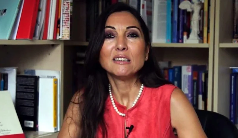 solcugazete's tweet photo. Prof. Dr. Aylin Seçkin Georges:

"Eşim havalimanında rahatsızlandı. Havaalanından Medicana hastanesine ambulansla sevk 8.500 TL, hastanenin geceliği 26.000 TL tomografi 58.000 TL, kan tahlili-röntgen-serum 30.000 TL.

Eşim Suriyeli olsaydı beş kuruş ödemeyecekti." https://t.co/M7QKMmZvIv