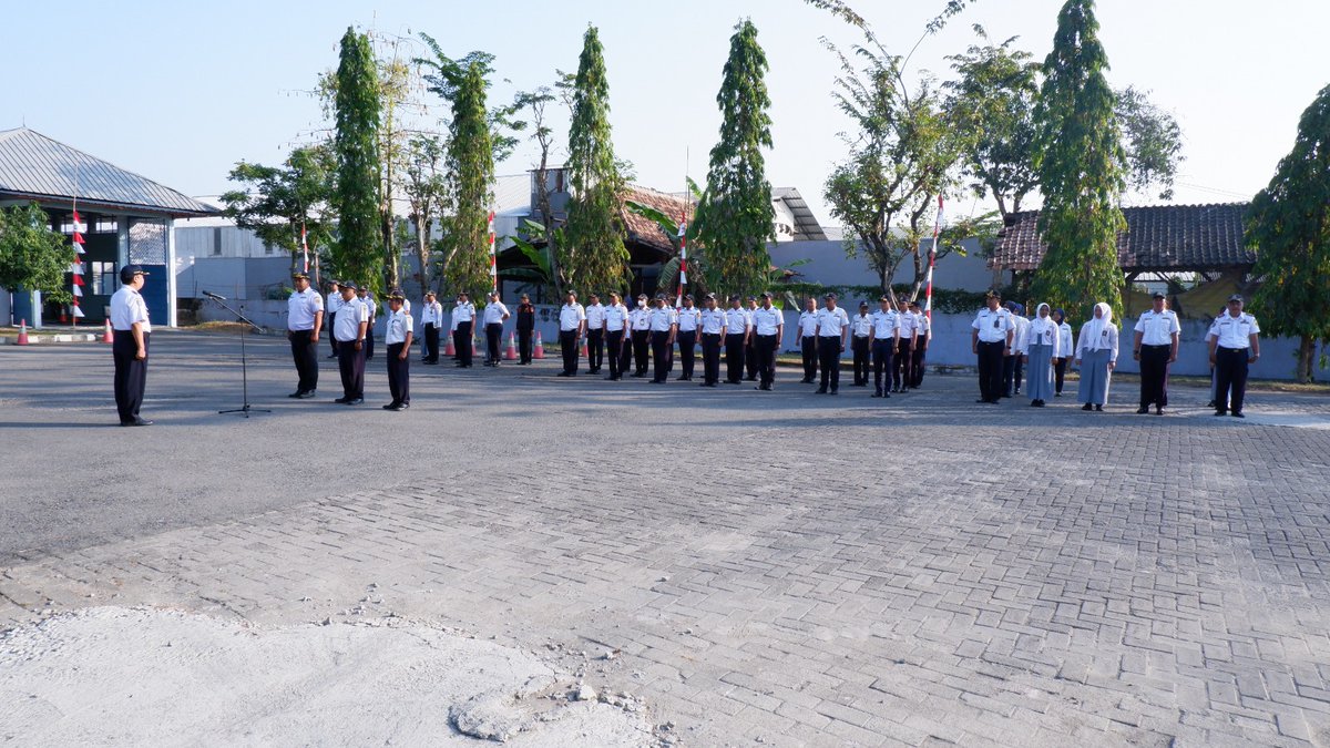 dishubgrobogan's tweet photo. Apel rutin di lingkungan kantor  Dinas Perhubungan, Senin 7 Agustus 2023 
Apel pagi hari ini dipimpin oleh Sekretaris Dinas Perhubungan, Bapak Tri Wahyudi Joko Purnama, S.E., M.M.

#apelpagidishubgrob
#dishubgrobogan
#groboganhebat
#groboganbersemi https://t.co/bqWljkwJzl