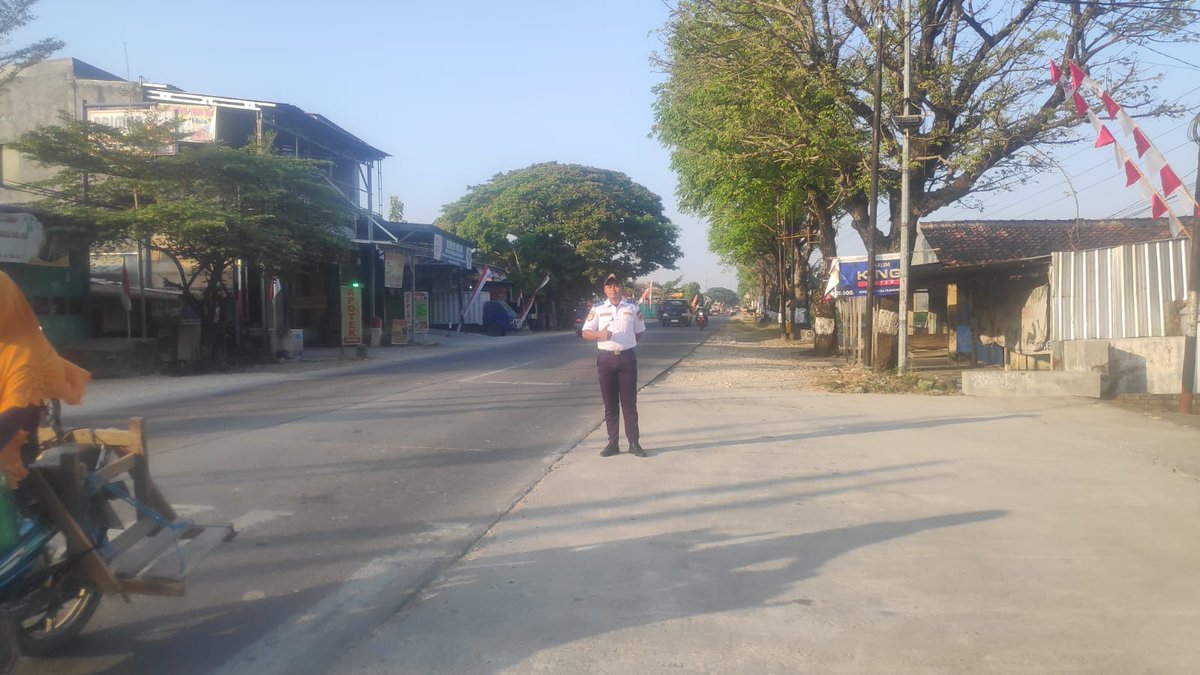 dishubgrobogan's tweet photo. Apel rutin di lingkungan kantor  Dinas Perhubungan, Senin 7 Agustus 2023 
Apel pagi hari ini dipimpin oleh Sekretaris Dinas Perhubungan, Bapak Tri Wahyudi Joko Purnama, S.E., M.M.

#apelpagidishubgrob
#dishubgrobogan
#groboganhebat
#groboganbersemi https://t.co/bqWljkwJzl