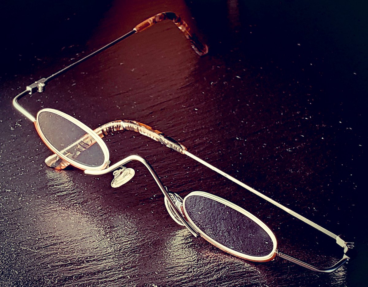 Himawar64712780's tweet photo. 鼻メガネ用に調整したアンダーリム👓
おそらく素材はニッケル合金との事。柔らかい素材なので調整はし易い反面すぐ歪む💦 また⚠️金属アレルギーがある人は❌
ただステンレスと比較するとロウ付けが取れ辛くメッキも剥がれ難い上に安価☺️
✅#TractionProductions 🇫🇷 / #LydieEther
#メガネ #眼鏡 https://t.co/itHknIKVg4