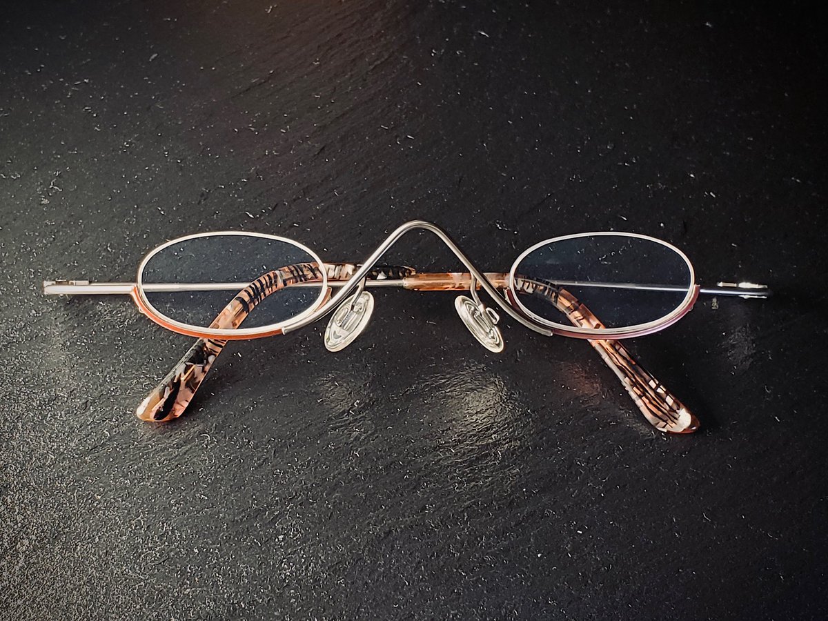 Himawar64712780's tweet photo. 鼻メガネ用に調整したアンダーリム👓
おそらく素材はニッケル合金との事。柔らかい素材なので調整はし易い反面すぐ歪む💦 また⚠️金属アレルギーがある人は❌
ただステンレスと比較するとロウ付けが取れ辛くメッキも剥がれ難い上に安価☺️
✅#TractionProductions 🇫🇷 / #LydieEther
#メガネ #眼鏡 https://t.co/itHknIKVg4