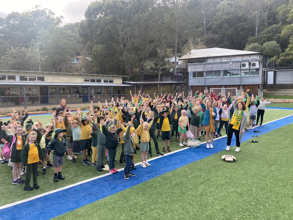 PrettyBeachPS's tweet photo. Pretty Beach PS proudly wearing our green and gold! Come on @TheMatildas #matildas https://t.co/OgCzz4Rlqd
