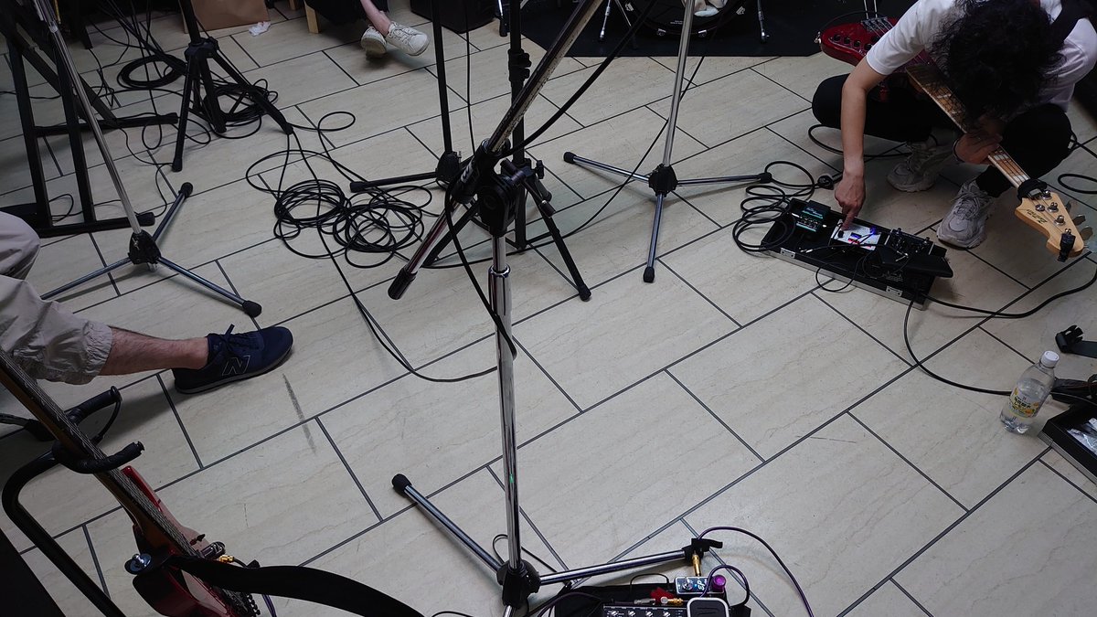 lbits2011's tweet image. 昨日はラストのリハでした♪
ギターの人がリハ時間を１時間も勘違いしたけど『常に30分前にはスタジオに着く』っと言う【優秀】な人だった為、30分の遅刻で済みました。
...まぁ、優秀なら【まず】確認せい！って、話なんやけどねw
さて！ご予約は大丈夫ですか？
forms.gle/Q6SapJ2WsHwj3o…
待ってるねぇ