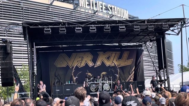 See OVERKILL Perform In Parking Lot Of MetLife Stadium Before METALLICA Concert blabbermouth.net/news/see-overk…