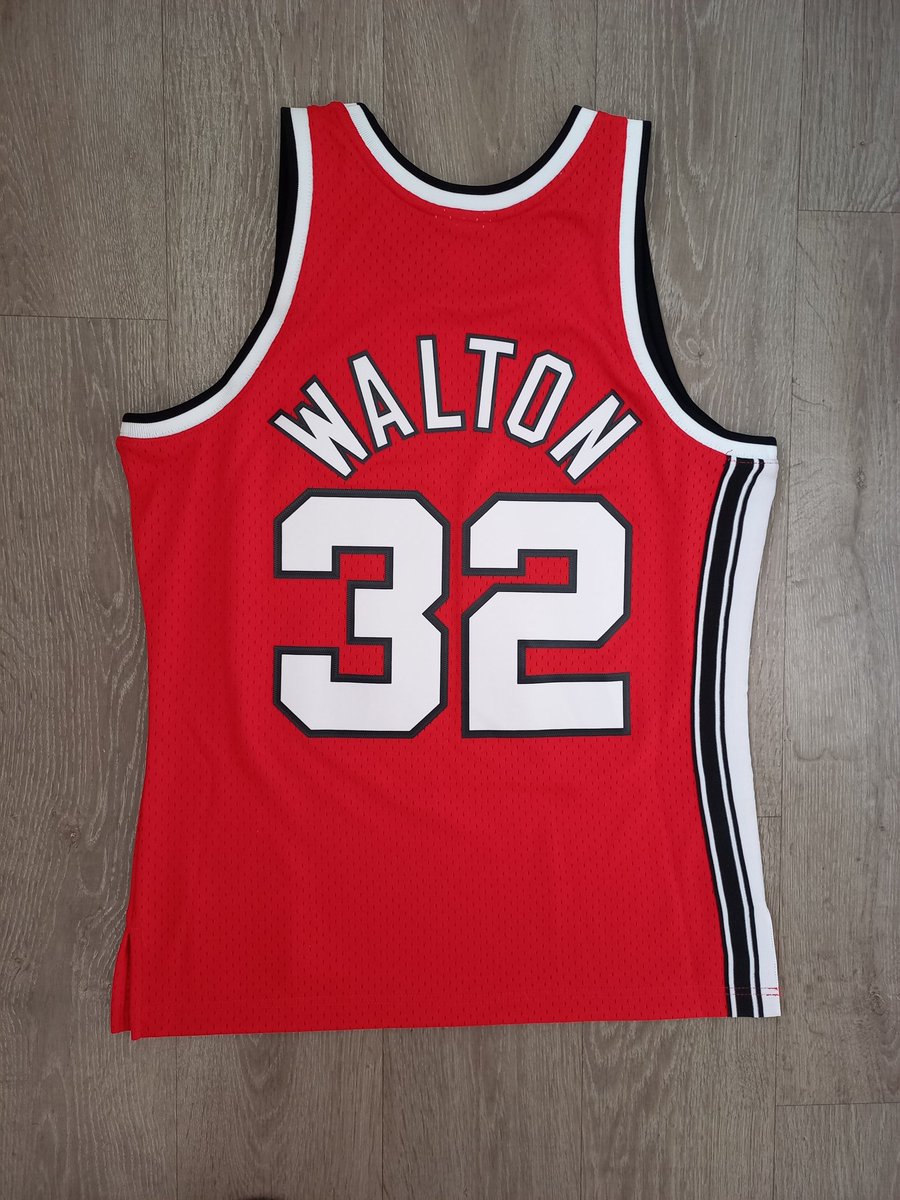 Docsidan's tweet photo. @BlazersFr Un maillot légendaire https://t.co/JgT5eExooF