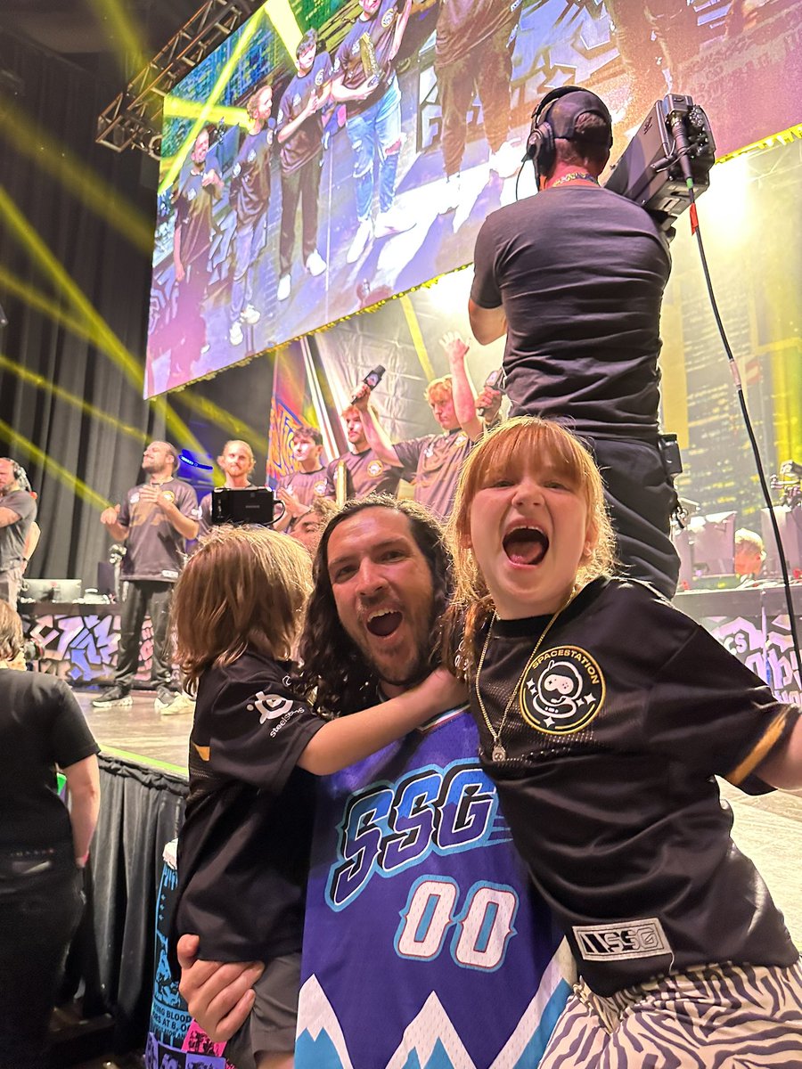 Shonduras's tweet photo. @JakeSucky THANK YOU JAKE! to share that moment with my kids and our spacestation crew aaaand the SSG community!!!!!    
                                   speechless 
no words mostly smiles https://t.co/6w73EmJcDh