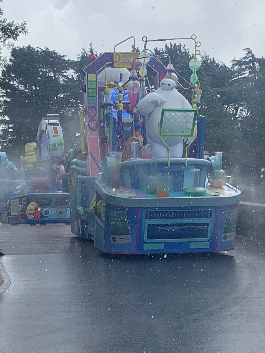 yuhantaco3's tweet photo. 豪雨の中無表情で突き進んでくるベイマックスかわいい🤣
散水じゃないとこでビッショ濡れ笑笑 https://t.co/KSuGgJVOaT