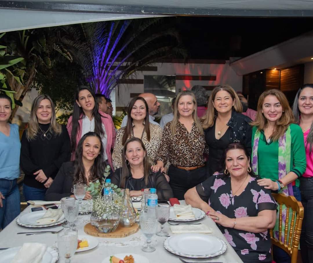InfoANR 🇵🇾 (@infoanrpy) on Twitter photo 📍El Vicepresidente electo <a href="/AllianaPedro/">Pedro Alliana</a> participó este fin de semana en el encuentro de confraternidad de la bancada de Diputados de Honor Colorado en el domicilio de la líder <a href="/rocio_abed/">rocio abed</a>. 📍El Vicepresidente electo <a href="/AllianaPedro/">Pedro Alliana</a> participó este fin de semana en el encuentro de confraternidad de la bancada de Diputados de Honor Colorado en el domicilio de la líder <a href="/rocio_abed/">rocio abed</a>.