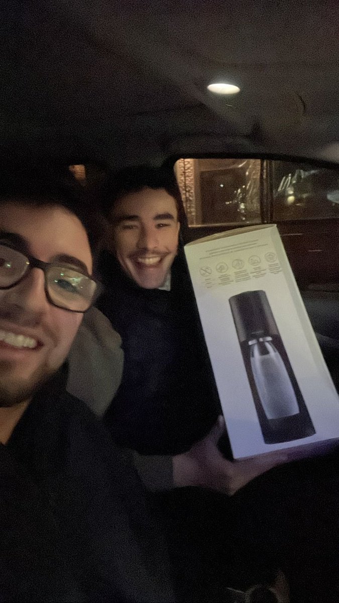 Las chicas van al supermercado: hacen todas las compras buscan precio. 

Los pibardos van al supermercado: compran una máquina de soda