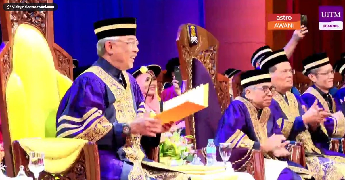 MySamudera's tweet photo. Agong ucap selamat hari lahir buat Tunku Azizah semasa Istiadat Konvokesyen UiTM ke-97

Memetik Kosmo, Yang di-Pertuan Agong, Al-Sultan Abdullah Ri’ayatuddin Al-Mustafa Billah Shah mencuit hati orang ramai ketika menzahirkan ucapan ulang tahun kelahiran kepada Raja Permaisuri Agong, Tunku Azizah Aminah Maimunah Iskandariah. 

Gambar: Tangkap layar video Astro Awani