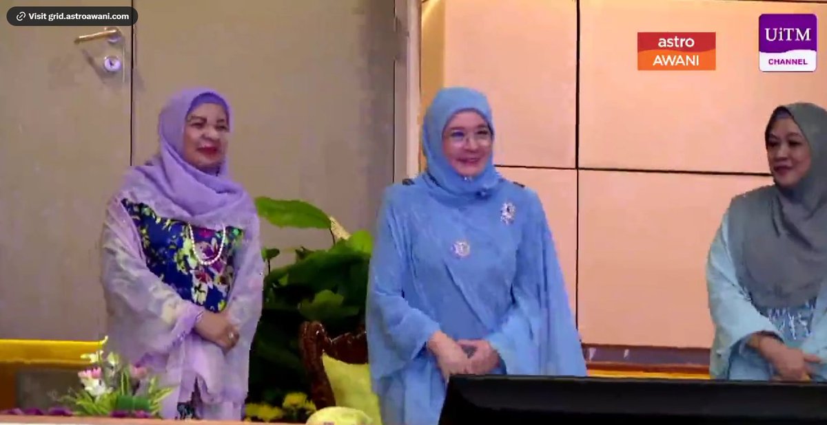 MySamudera's tweet photo. Agong ucap selamat hari lahir buat Tunku Azizah semasa Istiadat Konvokesyen UiTM ke-97

Memetik Kosmo, Yang di-Pertuan Agong, Al-Sultan Abdullah Ri’ayatuddin Al-Mustafa Billah Shah mencuit hati orang ramai ketika menzahirkan ucapan ulang tahun kelahiran kepada Raja Permaisuri Agong, Tunku Azizah Aminah Maimunah Iskandariah. 

Gambar: Tangkap layar video Astro Awani