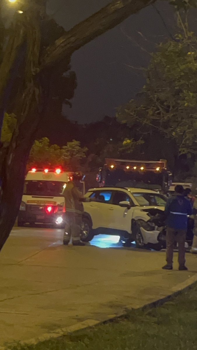 Angie9212's tweet photo. Accidente en el pentagonito...aparentemente sin heridos de gravedad. https://t.co/2PvRshwQsj