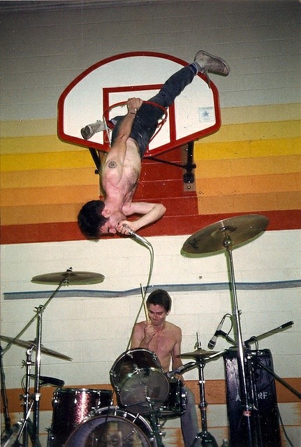 35 years ago today
Guy Picciotto falling out of a basketball hoop during a concert with his band Fugazi at Frankford YWCA, Philadelphia on this day in 1988

#punk #punks #punkrock #hardcorepunk #guypicciotto #fugazi #history #punkrockhistory #otd