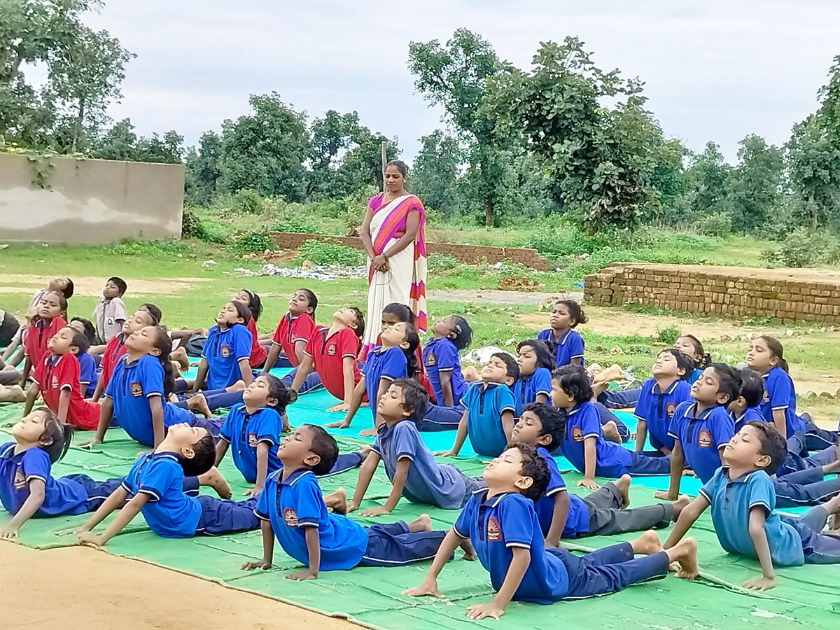 Bittu00894's tweet photo. लातेहार जिला योगासना स्पोर्ट्स एसोसिएशन के द्वारा  ग्रामीण सुदूरवर्ती इलाके में जनजातीय बच्चों के लिए निःशुल्क प्रशिक्षण शिविर का आयोजन किया गया
@WorldYogasana
@yogasanabharat
@LateharDistrict @LateharPolice 
@TeamLatehar @Natraj_Yog @DrJaideepArya https://t.co/2SFwuCzO3G