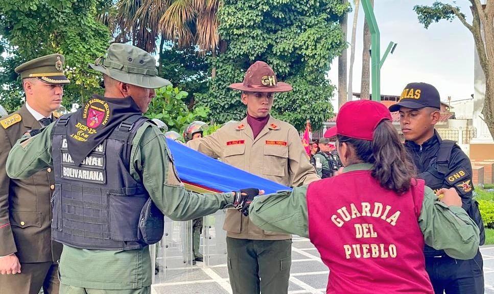 GDDuranLobo's tweet photo. #6Ago|| ¡Independencia y Soberanía Nacional!🇻🇪
Desde la Plaza Bolívar de Cabudare, con honor y cargados del más profundo patriotismo rendimos honores a nuestra Bandera Nacional.
#FANB #GNB
@dhernandezlarez
@ElioEstrada18 https://t.co/fTeaoY72k0
