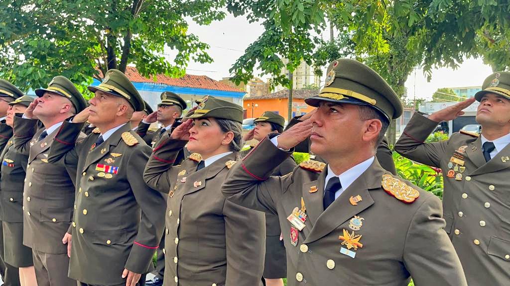 GDDuranLobo's tweet photo. #6Ago|| ¡Independencia y Soberanía Nacional!🇻🇪
Desde la Plaza Bolívar de Cabudare, con honor y cargados del más profundo patriotismo rendimos honores a nuestra Bandera Nacional.
#FANB #GNB
@dhernandezlarez
@ElioEstrada18 https://t.co/fTeaoY72k0