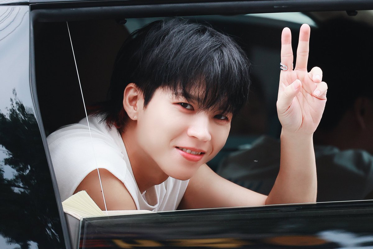 double__uu's tweet photo. 230806 인기가요 퇴근 
청량 포카리남 ˚｡⋆｡ 
#우현 #infinite #WOOHYUN #남우현 https://t.co/mDpo6TJiov