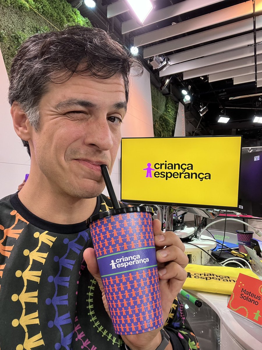 Crian_Esperanca's tweet photo. Já ligou para o #CriançaEsperança 2023? O momento é agora. Olha só quem tá atendendo você aqui no Mesão da Esperança! https://t.co/IOAgWn7dWV