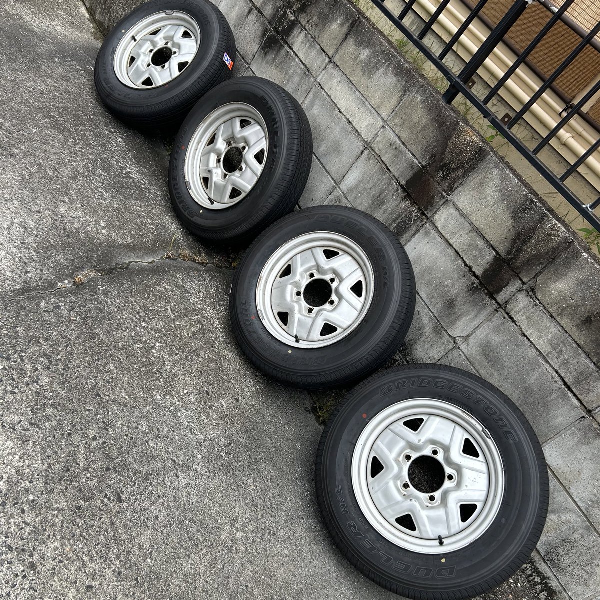m_baja's tweet image. 買ったジムニーに付いてたのが年代物のスタッドレス（2009年製😨）だったので、某オクで新車外しのタイヤを安くゲット。
近所のPITステーションさんで予備のホイールに組んでもらった。
ノーマルルックはお財布にも優しい😉
#ジムニー
#JA11V