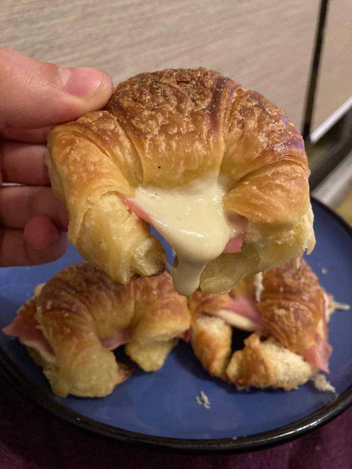 Alguien para comer medialunas con jyq no importa cuando