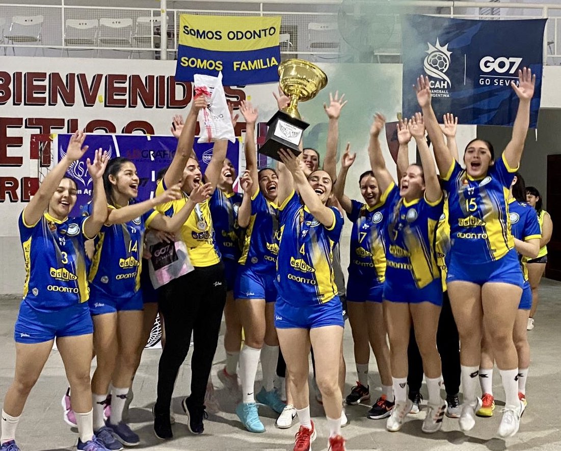 odonto_pilar's tweet photo. 🇺🇦CAMPEONAS🏆
Las #Demoledoras de ODONTO-PILAR vencieron en la gran Final al prestigioso Club Peretz Santa Fe🇦🇷 

🤾🏻‍♀️Goles: 10 de Laura Pérez; 6 Paula Pérez y Alana Pérez; 5 de Dahiana Benítez; 1 de Dahiana González y Melisa Pérez.

La VI Copa Internacional 2023 va para Pilar💪🏼🇵🇾 https://t.co/uxd494wt2j