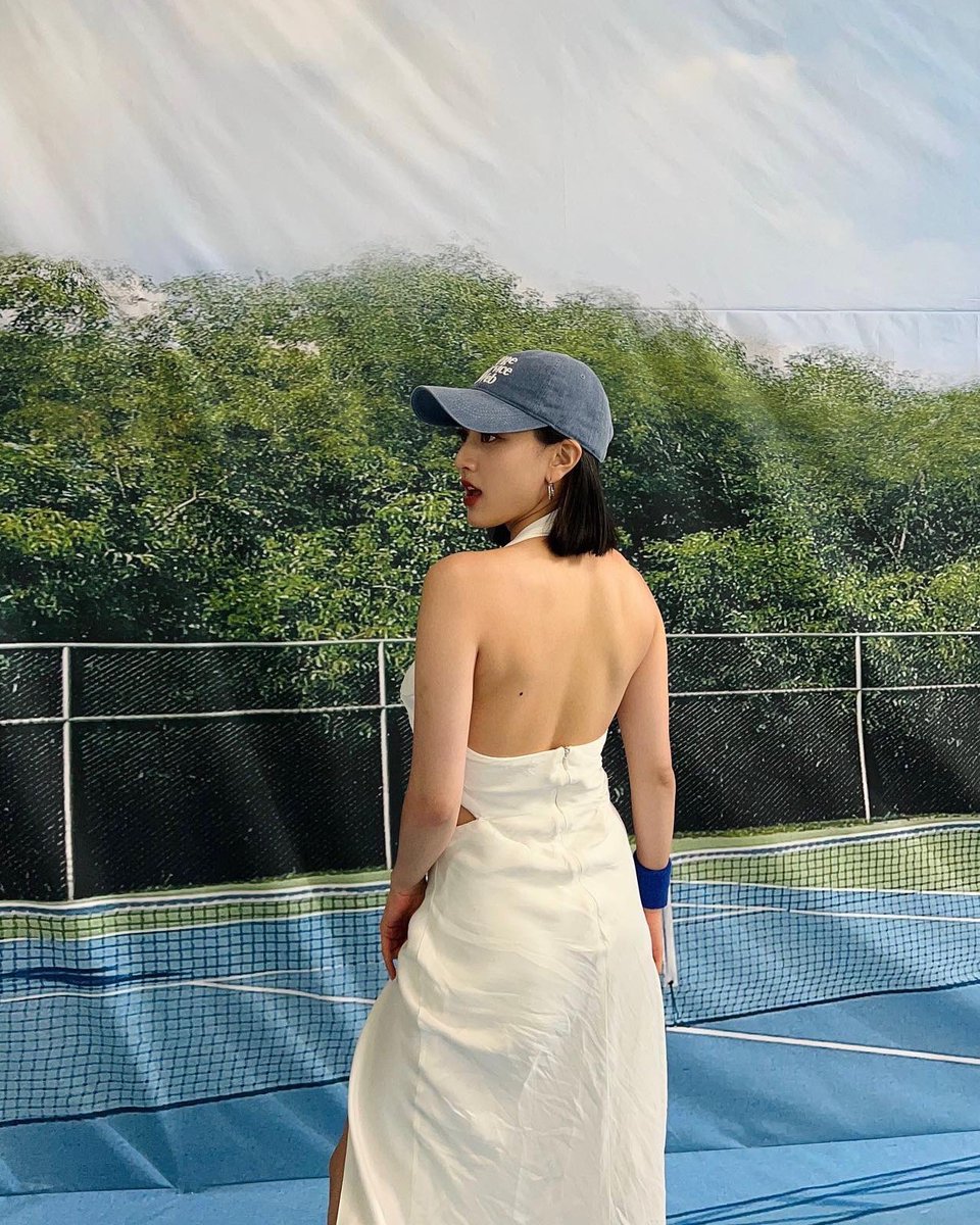 cactusjihyo's tweet photo. back of the century goes to her and only her https://t.co/ZrvEg4O1cj