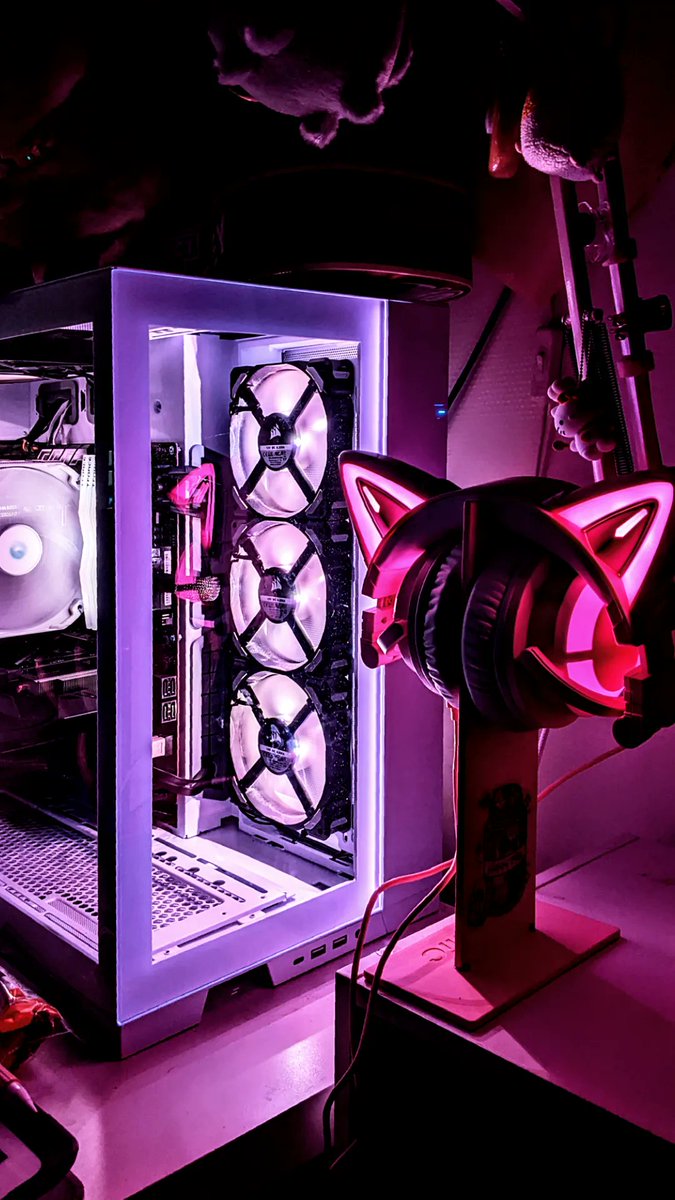 RattyPawsTTV's tweet photo. @chocolettchoo My whole setup is pastel pink under this neon lighting 🥰 https://t.co/cW7I5ONSEx