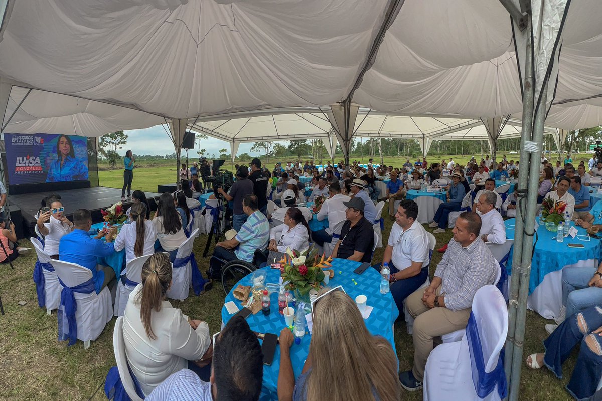 LuisaGonzalezEc's tweet photo. Gracias a los prefectos, alcaldes y presidentes de juntas parroquiales a nivel nacional que apoyan al proyecto de la Revolución Ciudadana. 🤝

Combatiremos la inseguridad, fortaleceremos la salud y la educación. ¡Todos juntos por el #ResurgirDeLaPatria! 💪🏼 https://t.co/K9FrV0e6uu