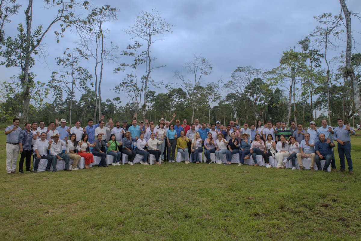 LuisaGonzalezEc's tweet photo. Gracias a los prefectos, alcaldes y presidentes de juntas parroquiales a nivel nacional que apoyan al proyecto de la Revolución Ciudadana. 🤝

Combatiremos la inseguridad, fortaleceremos la salud y la educación. ¡Todos juntos por el #ResurgirDeLaPatria! 💪🏼 https://t.co/K9FrV0e6uu