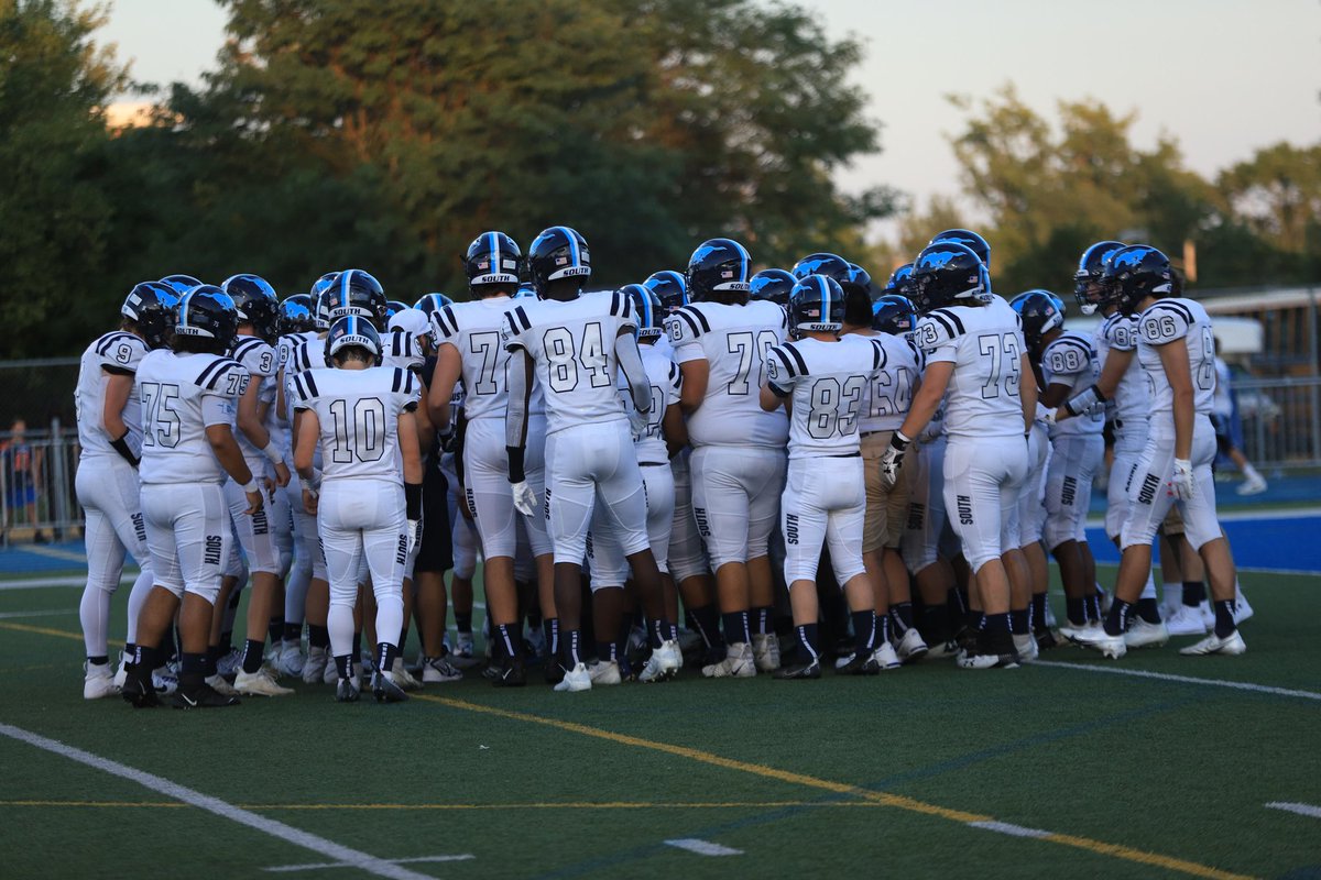 DGS_Football's tweet image. Looking forward to 2023! See you tomorrow!
#HitHard #DGSPride