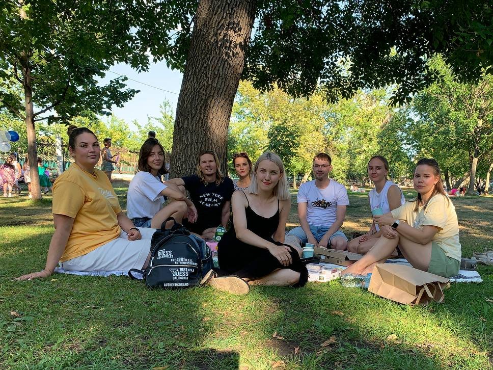 Had a picnic with my friends yesterday ☀️
Can you find me in this picture? 😉